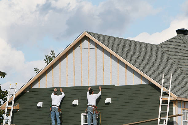 Professional Siding Installation technician working in Leesburg, FL